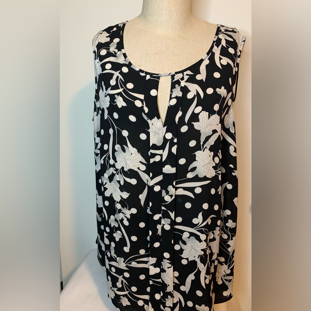 ROSE OlIVE. Floral Black and White Sleeveless Top.
Size 1X